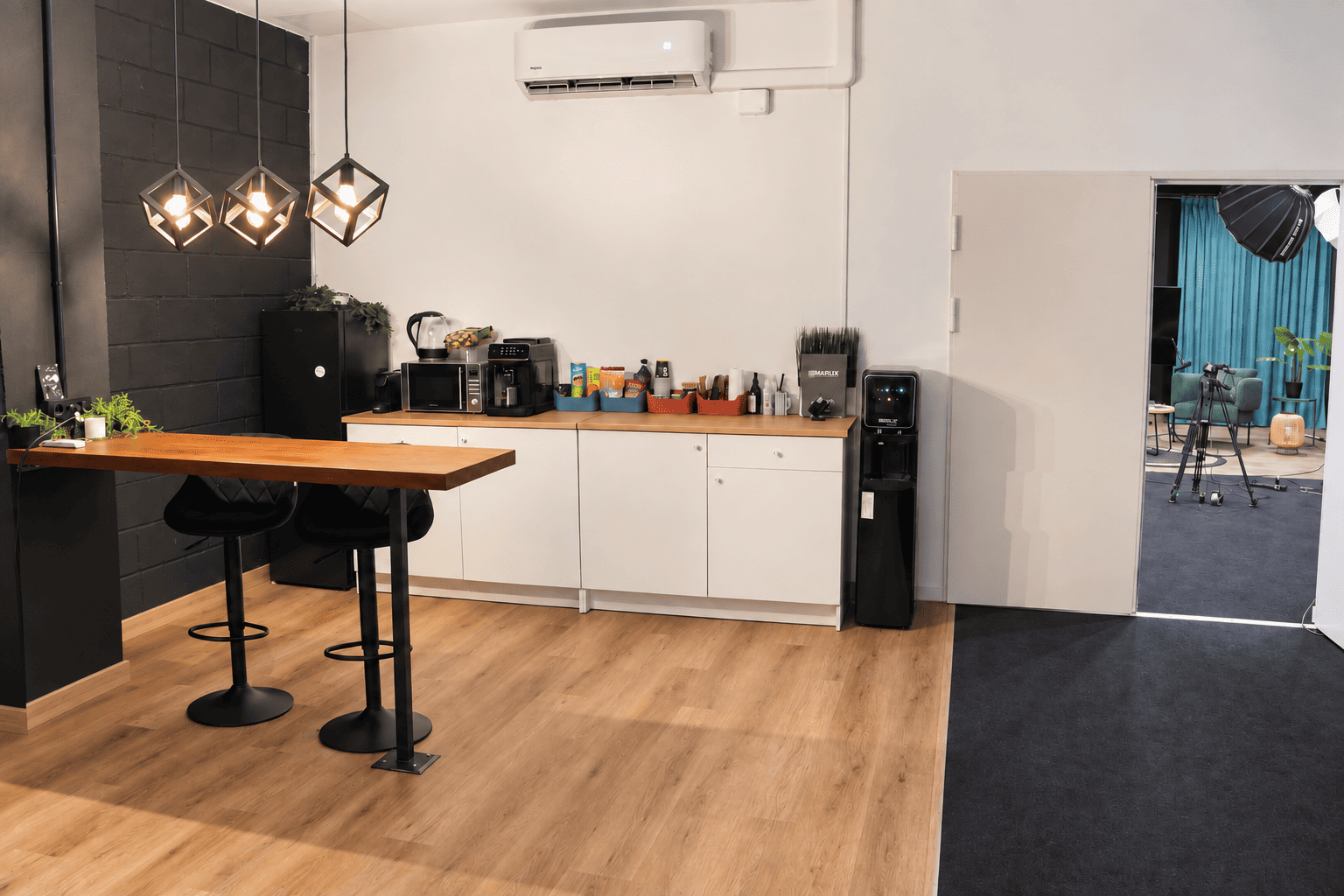 Zona de café y snacks en Marlix Studios